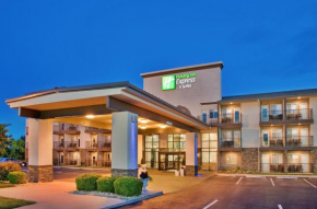 Гостиница Holiday Inn Express Hotel & Suites Branson 76 Central, an IHG Hotel  Брэнсон